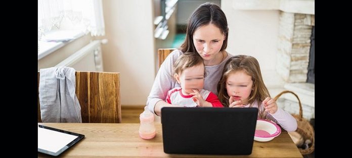 mamma al pc con due bambini