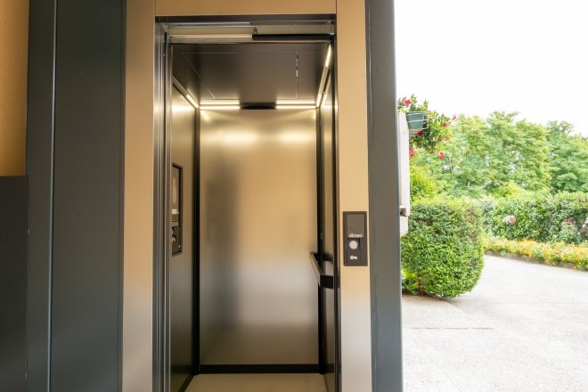 ascensore a piano terra di un edificio che dà su un giardino