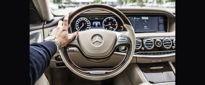 volante e cruscotto interno di una automobile