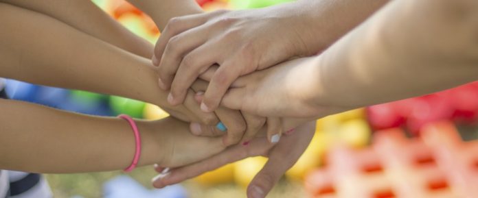 centri estivi bambini intrecciano le loro mani