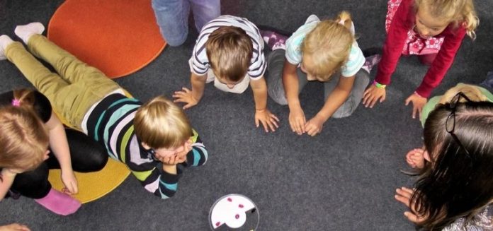 alcuni bambini che giocano insieme