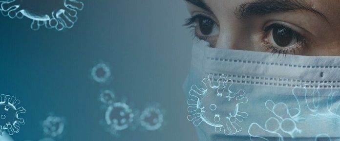 ragazza con mascherina anti covid