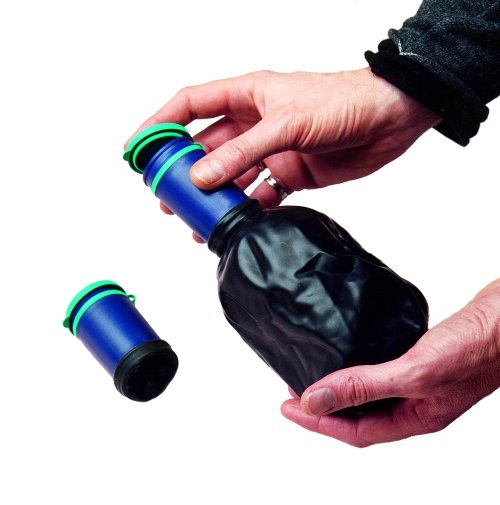 mano che regge l'orinatoio portatile