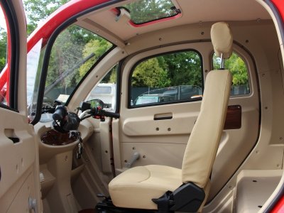 Scooter elettrico cabinato a quattro ruote per anziani e disabili, da guidare senza patente interno scooter cabinato 1