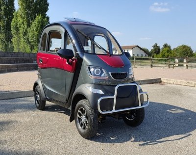 scooter elettrico cabinato