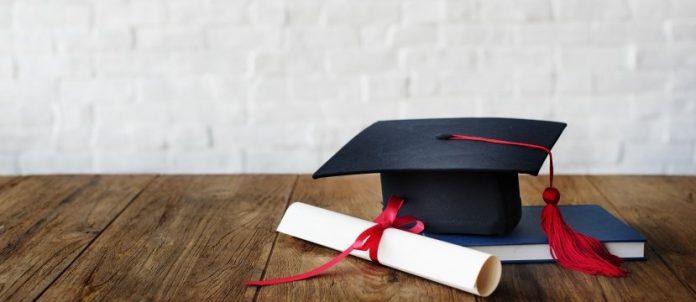 tesi, certificato di laurea e tocco