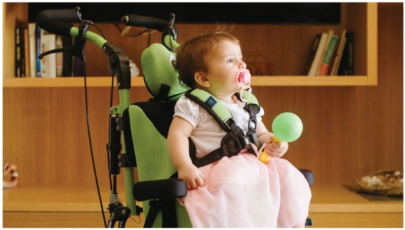 bambina seduta su buddybrace