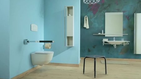 bagno con vari accessori che lo rendono accessibile