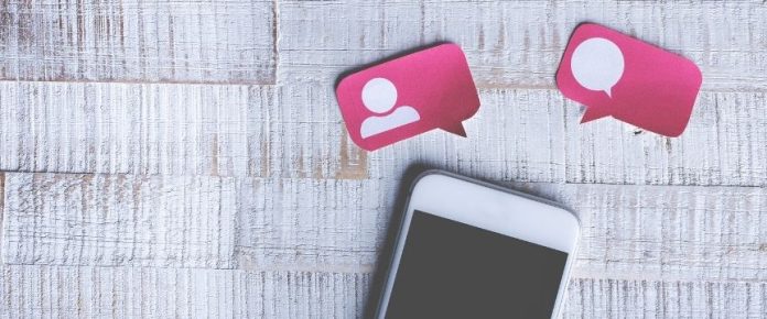 cellulare con icone social