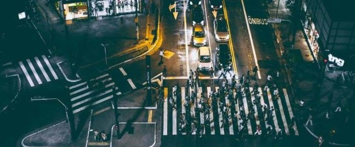 incrocio stradale con traffico