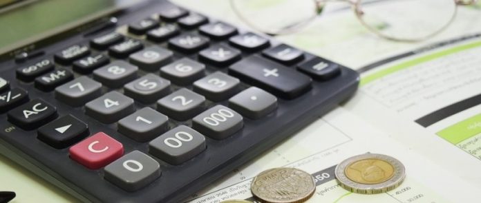 calcolatrice con alcune monete