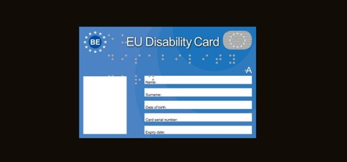 tessera blu con campi di dati anagrafici e la scritta eu disability card