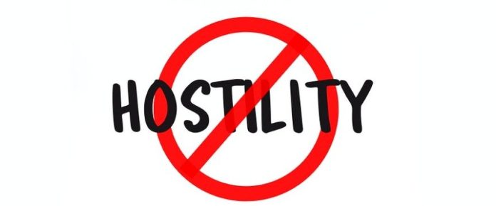 cartello con la scritta hostility coperto da un divieto di accesso