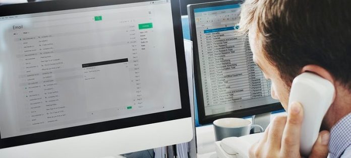 uomo in ufficio al telefono