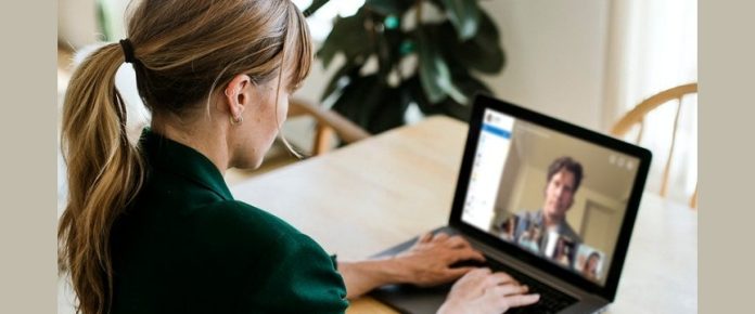 donna al pc mentre lavora