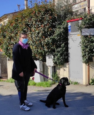 elisa mentre indossa CBrace