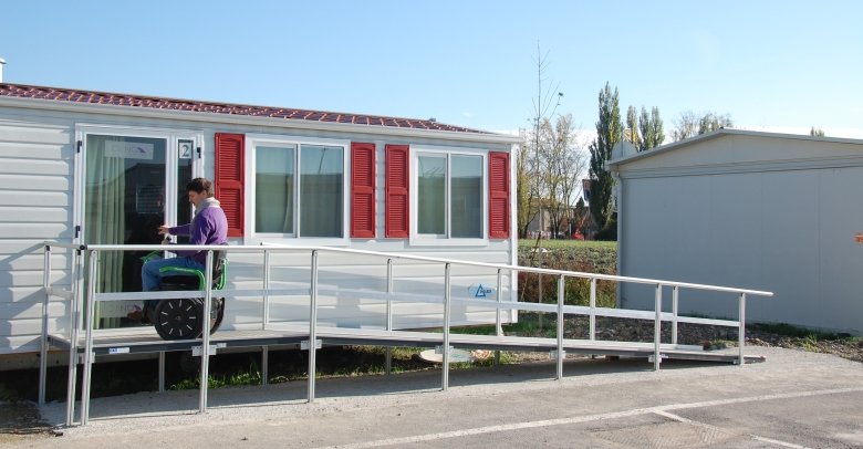 rampa accesso disabili con persona in carrozzina 