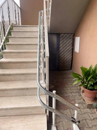 Montascale 4000: il montascale per esterni per scale curve, ripide e a chiocciola in giardino o in casa Guida montascale esterno 1