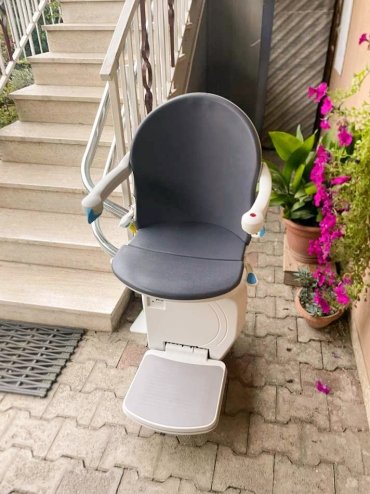 Montascale 4000: il montascale per esterni per scale curve, ripide e a chiocciola in giardino o in casa Montascale esterno aperto 2 1