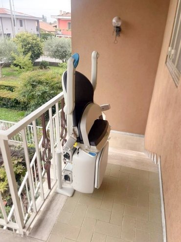 Montascale 4000: il montascale per esterni per scale curve, ripide e a chiocciola in giardino o in casa Montascale esterno richiuso garaventa