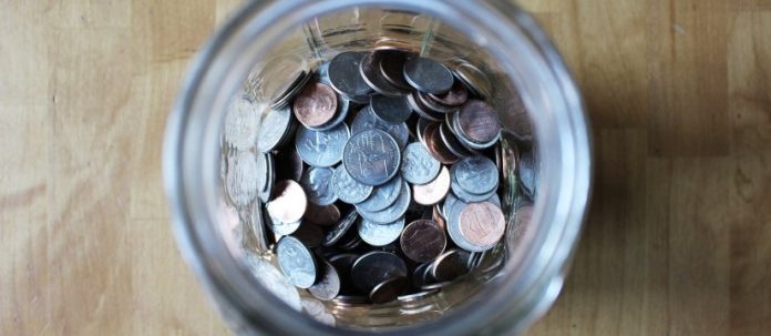 vaso di vetro pieno di monete