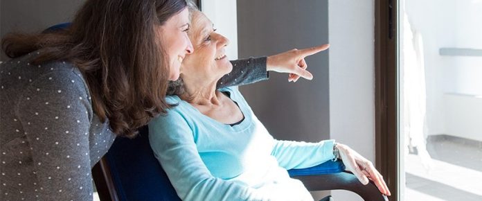 signora anziana con badante