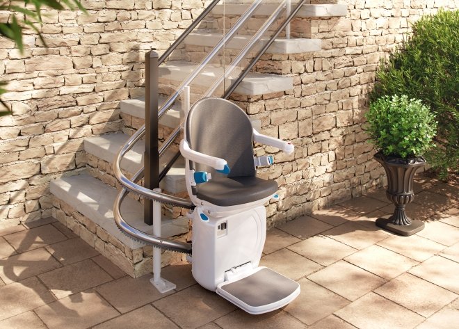 Montascale 4000: il montascale per esterni per scale curve, ripide e a chiocciola in giardino o in casa montascale da esterno garaventa
