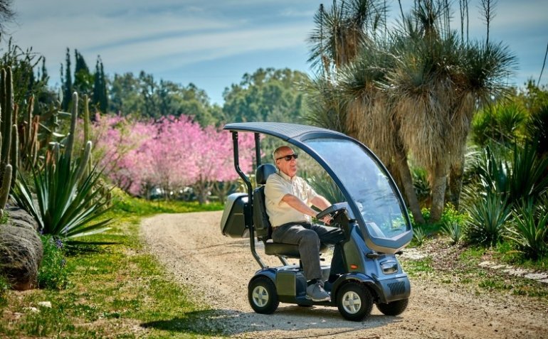 uomo alla guida di uno scooter coperto