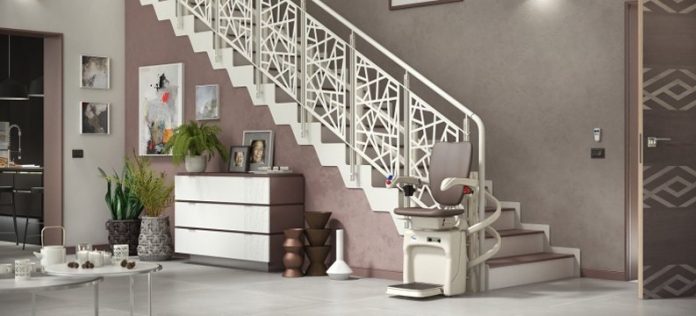 scala interna sulla quale è installato un montascale a poltroncina