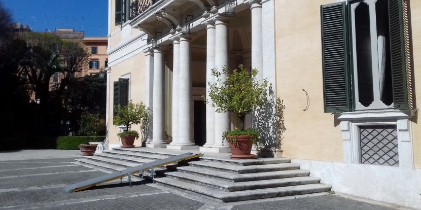 rampa disabili a ponte su gradini di una casa signorile