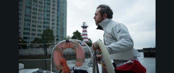 andrea stella mentre naviga al timone del suo catamrano