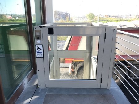 piattaforma vimec installata per superare alcuni gradini