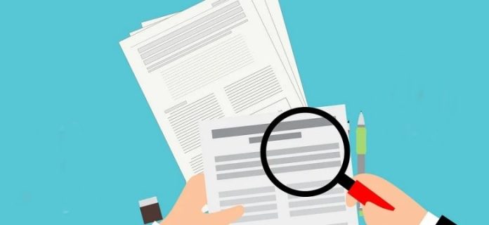 illustrazione che rappresenta una mano con lente di ngrandimento sopra alcuni documenti