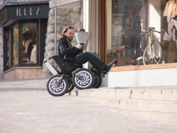 ragazzo sul quad zoom mentre supera alcuni gradini