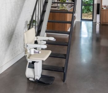 montascale installato su scala stretta