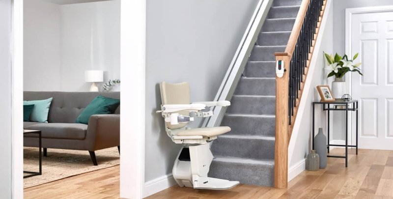 montascale sottile applicato su scala interno di una abitazione