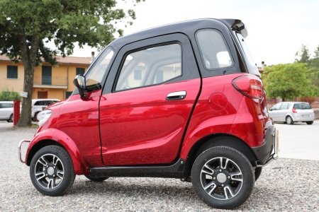 scooter cabinato visto di lato