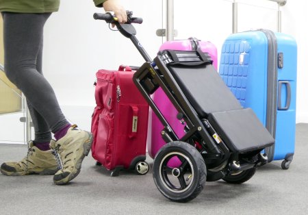 scooter chiuso a trolley viene tirato da una persona