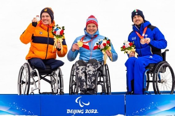 de silvestro con la medaglia di bronzo, accanto al primo e secondo classificato