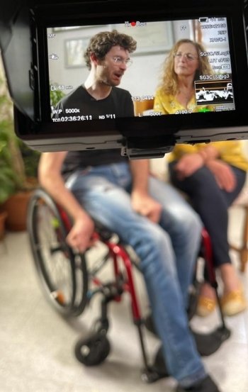 intervista a michele e la mamma mentre indossa la tuta exopulse