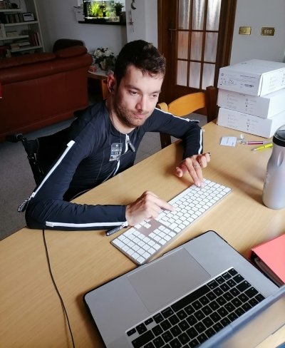 michele al pc mentre indossa la tuta exopulse mollii
