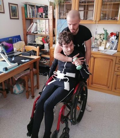 michele fa esercizi insoeme ad una persona mentre indossatuta exopulse mollii