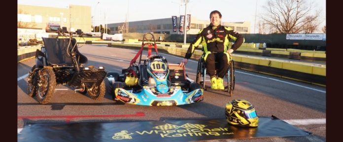 Niccolò Tremolada sulla sua carrozzina, sulla pista vicino ad un gokart e a zoom