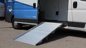 dettaglio della rampa light appoggiata all'entrata del furgone