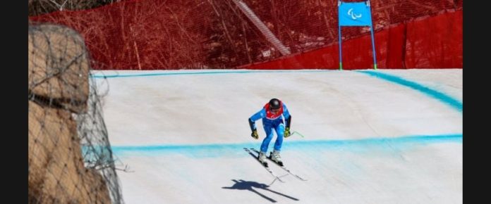 sciatore paralimpisco durante una gara di discesa
