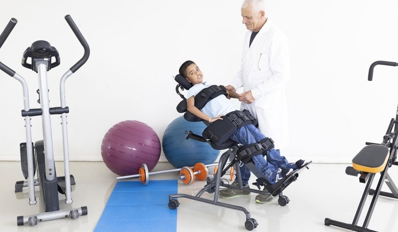 bambino su buddy brace vicino ad un uomo con camice