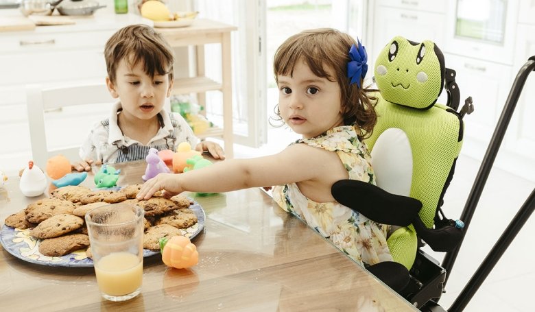 due bambini a tavola, tra cui uno su buddybrace teddy 