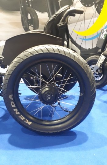 dettaglio delle ruote triride con motorizzazione posteriore 