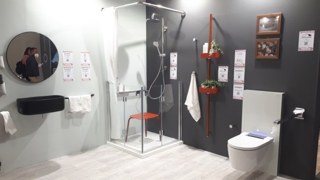 ausili bagno disabili in uno spazio allestito ad exposanita
