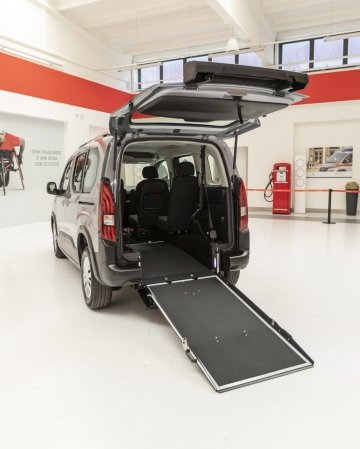 Auto disabili in pronta consegna con allestimenti by Olmedo per trasporto carrozzine rampa allestimento 1